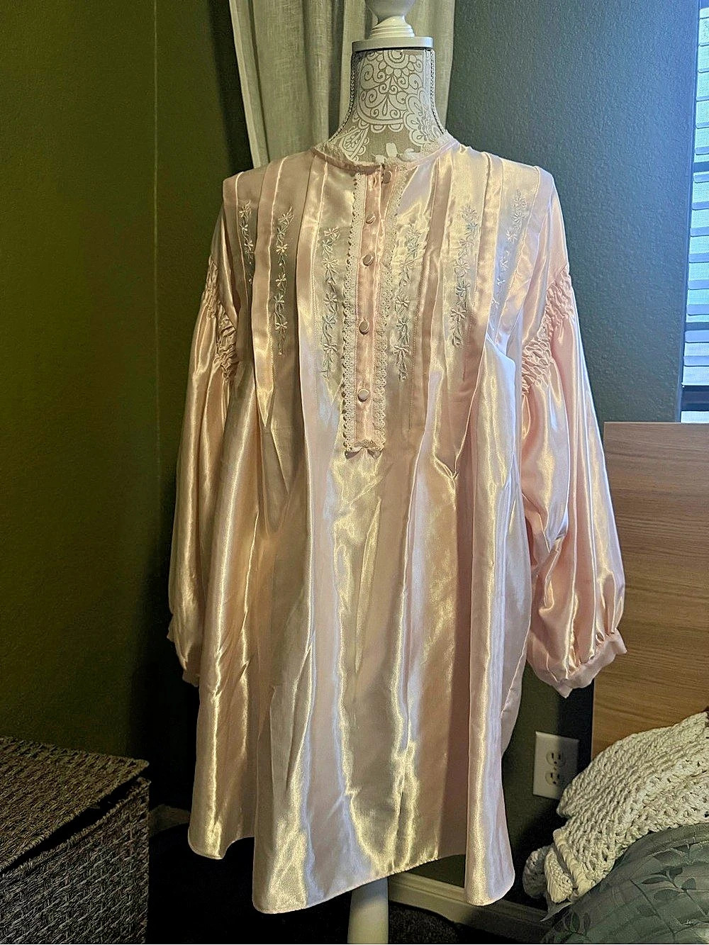 Komar Pink Embroidered Tunic Size Medium Like New